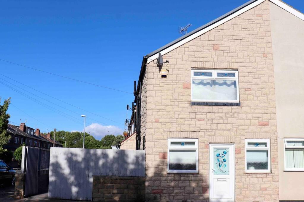 Cheerful 2 Bedroom Residential Home - Free Parking Leeds  Exterior photo